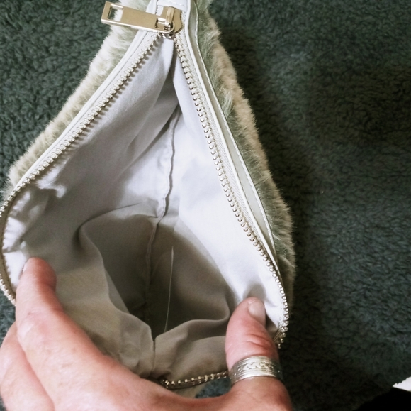 Faux fur wristlet - Picture 8 of 8